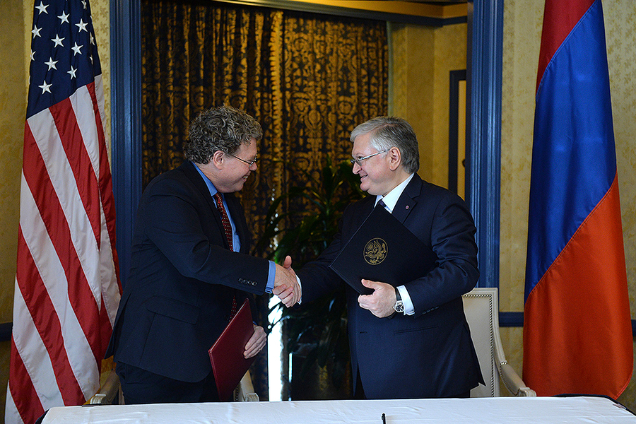 The deal is done: Armenian Foreign Minister Eduard Nalbandian (right) and Assistant US Trade Representative Daniel Mullaney shake hands after signing the TIFA. (Photo: Armenian Presidential Press Service)