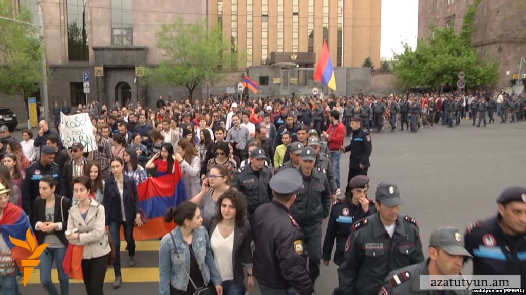 Армения собирает камни